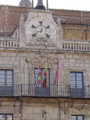 Ayuntamiento de León con las banderas de España, Castilla y León, y de la ciudad